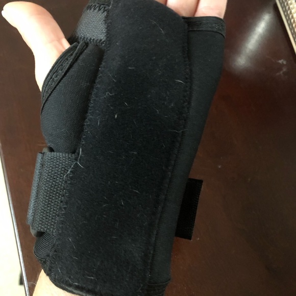 Left Night wrist splint, quality fabric and support. 2 adjustable Velcro straps - Picture 6 of 7